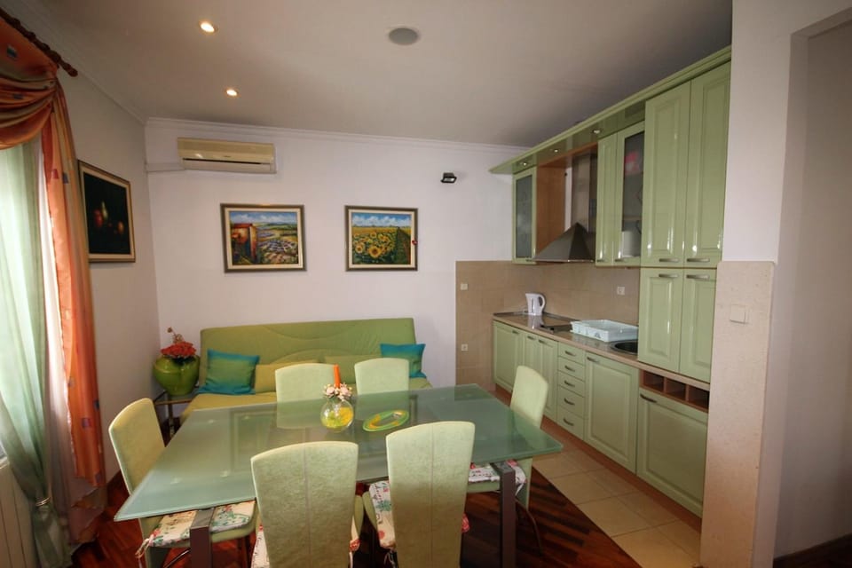 Kitchen or kitchenette, Seating area