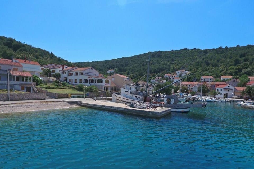 Knež - Relaxing Apartments Near the Sea on Mali Iž Bed and Breakfast in Zadar County