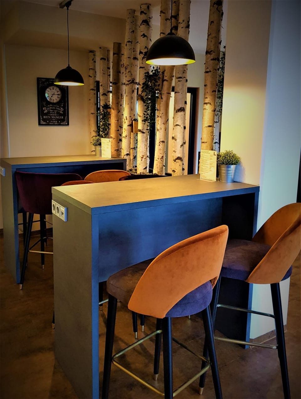 Lounge or bar, Business facilities