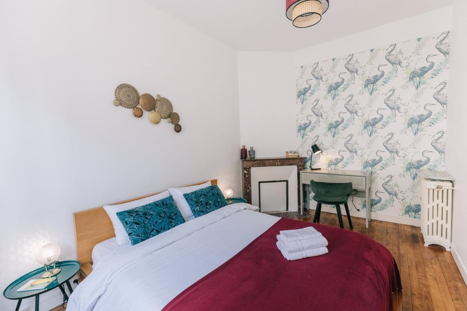 Bed, Seating area, Bedroom, heating, internet