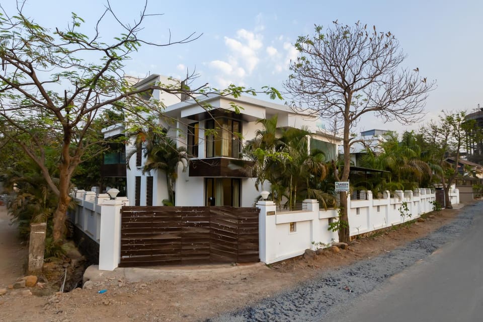 Property building, Facade/entrance, Day, Garden, Street view, Swimming pool, Parking
