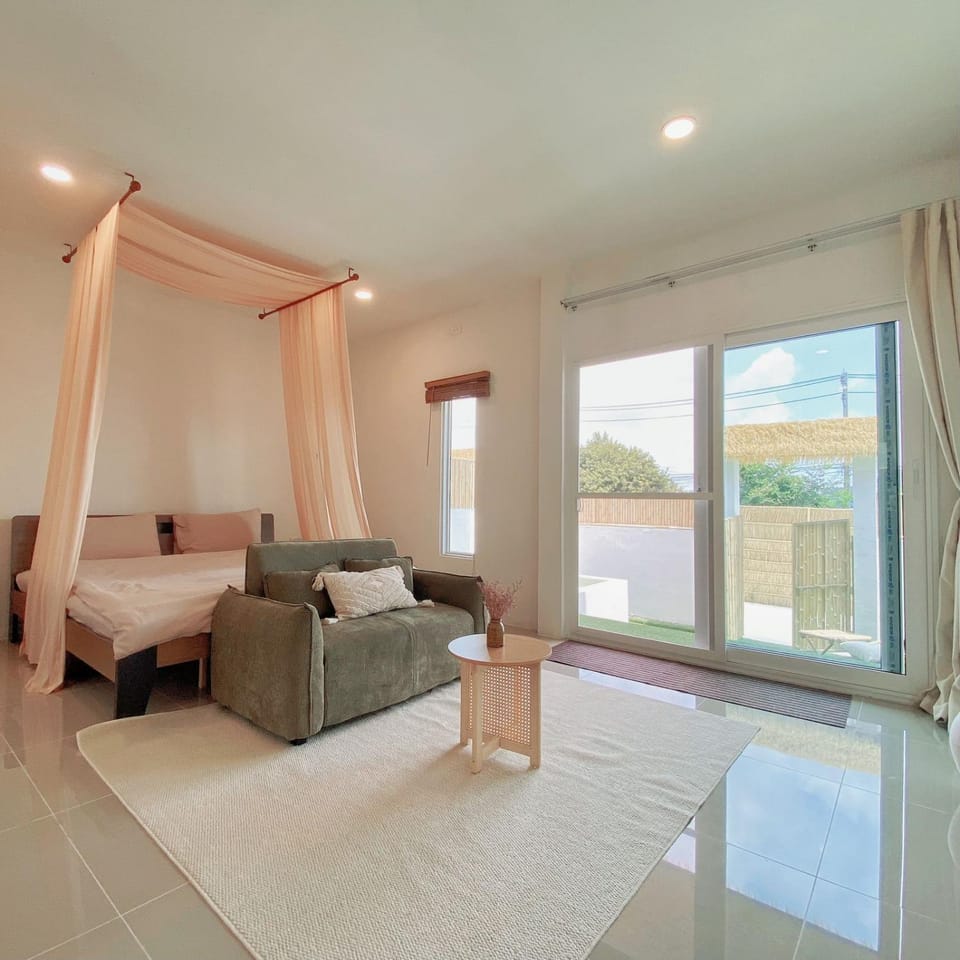Bed, Seating area, Bedroom