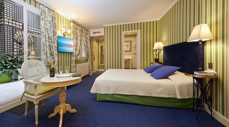 Photo of the whole room, Garden view