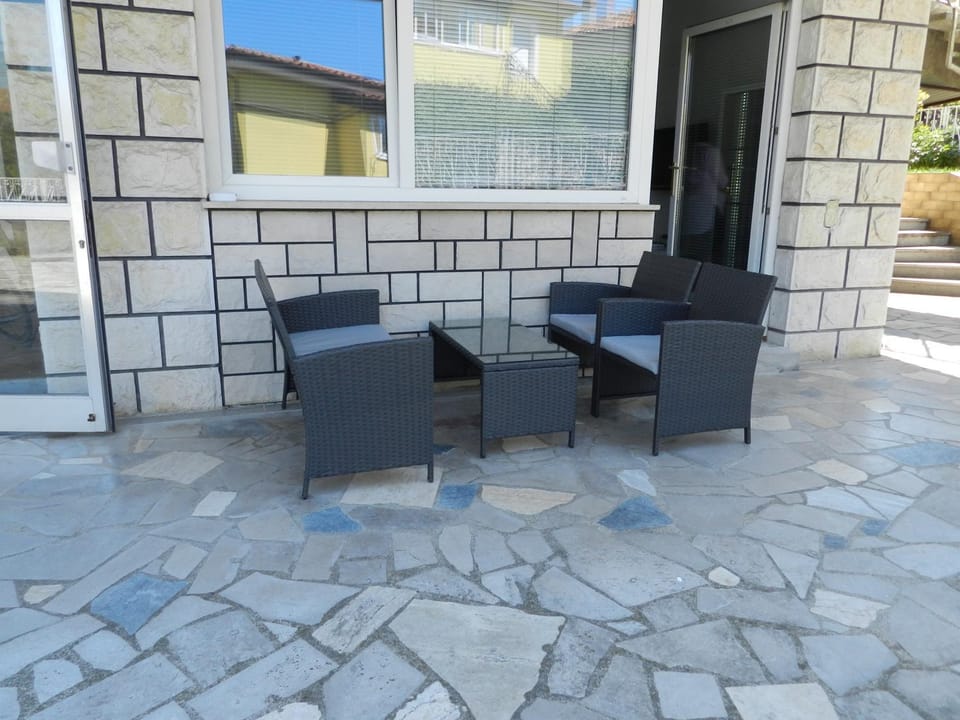Patio, Facade/entrance