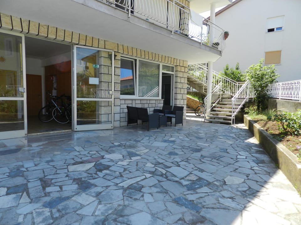 Facade/entrance, Day, Inner courtyard view