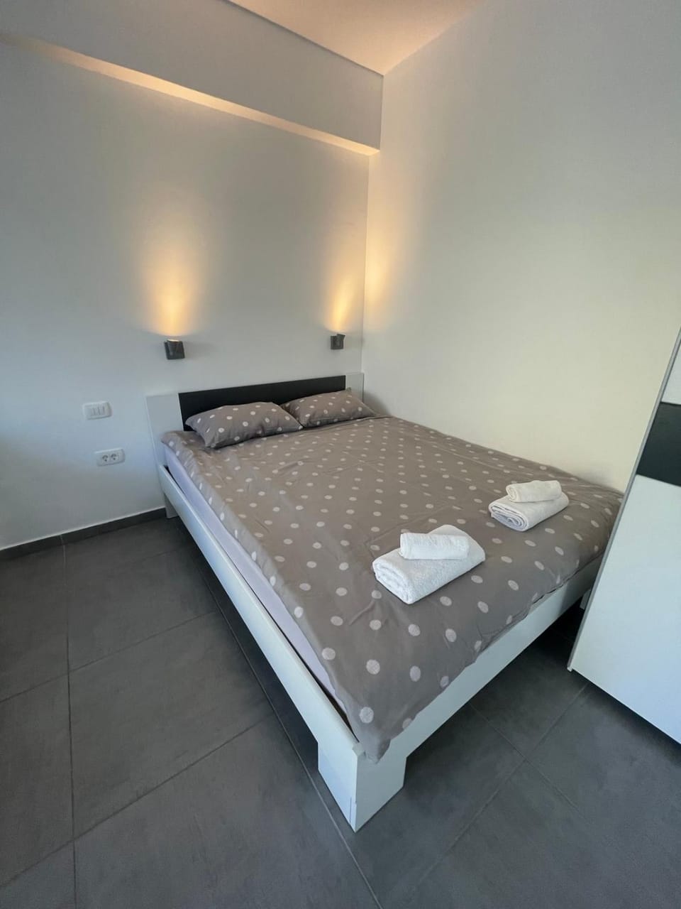 Bed, Bedroom, towels