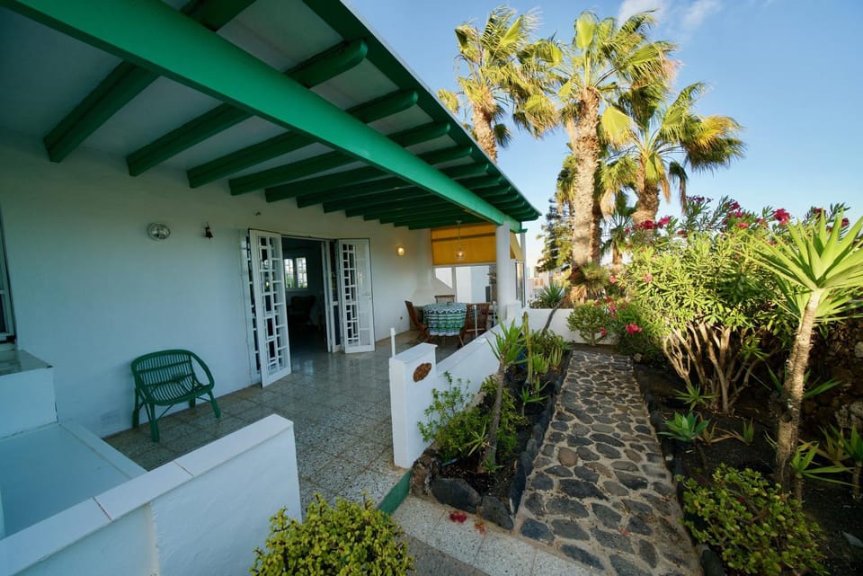 Facade/entrance, Garden, Balcony/Terrace