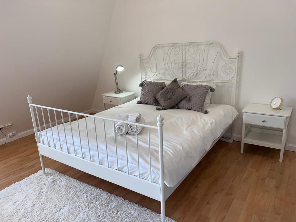 Bed, Bedroom, towels