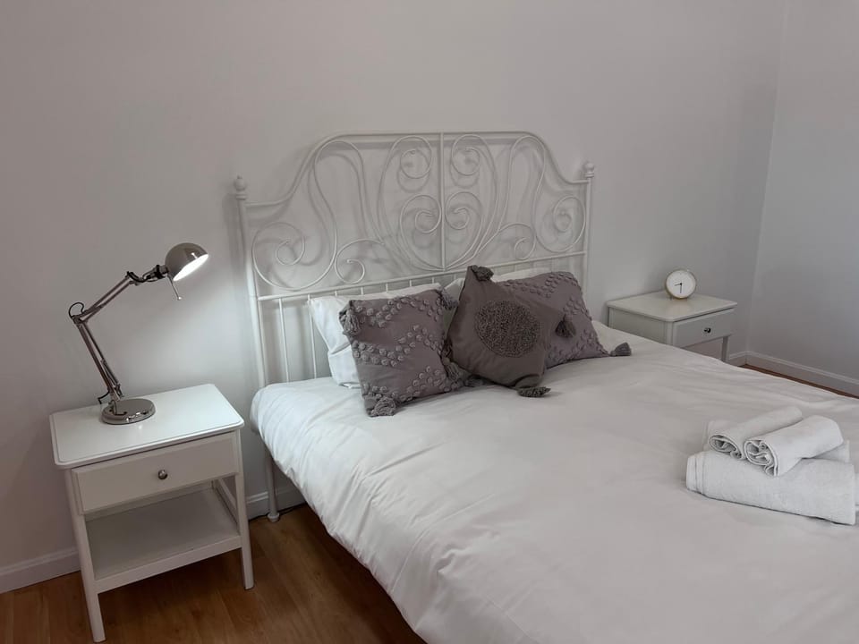 Bed, Bedroom, towels