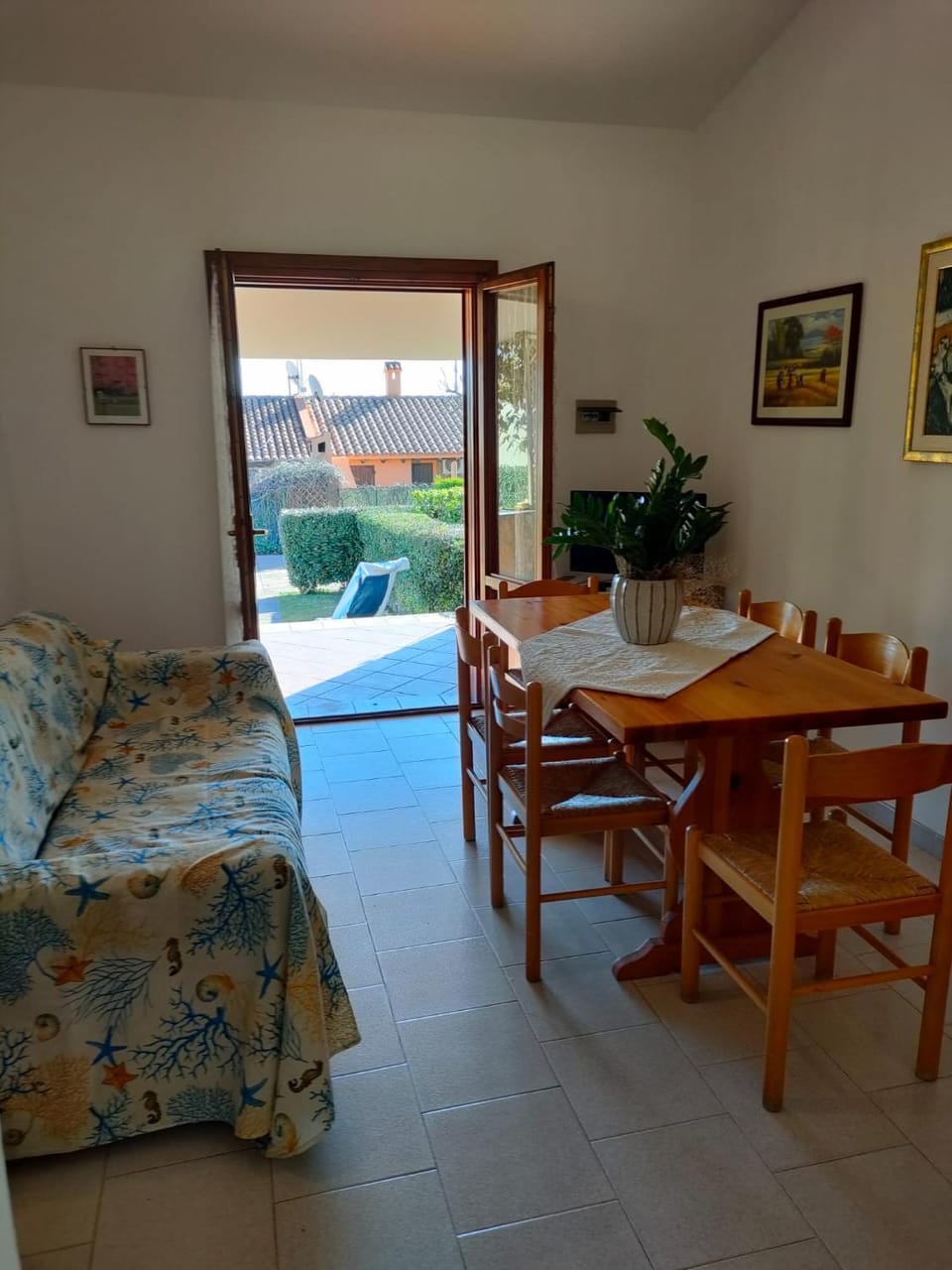 Living room, Dining area