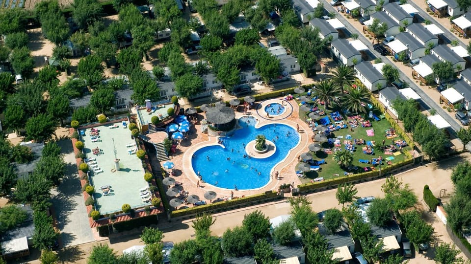 Pool view, Swimming pool, sunbed