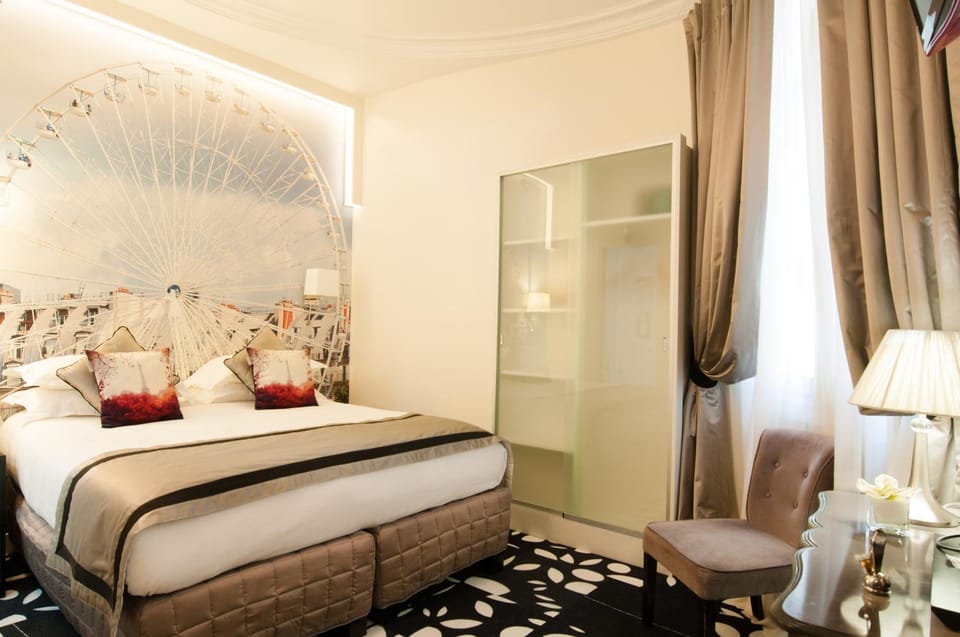 Photo of the whole room, Bedroom