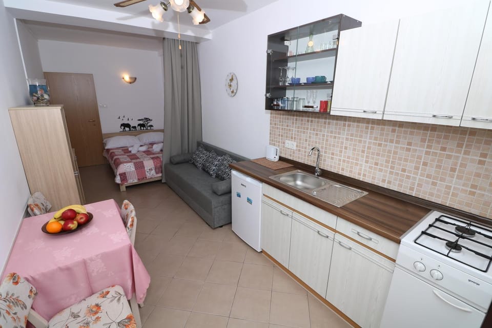 Bed, Kitchen or kitchenette, Seating area
