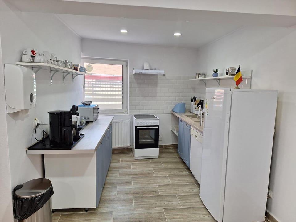Coffee/tea facilities, Kitchen or kitchenette, dishwasher, oven, toaster