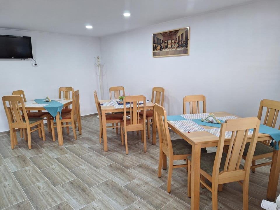 Restaurant/places to eat, TV and multimedia, Dining area