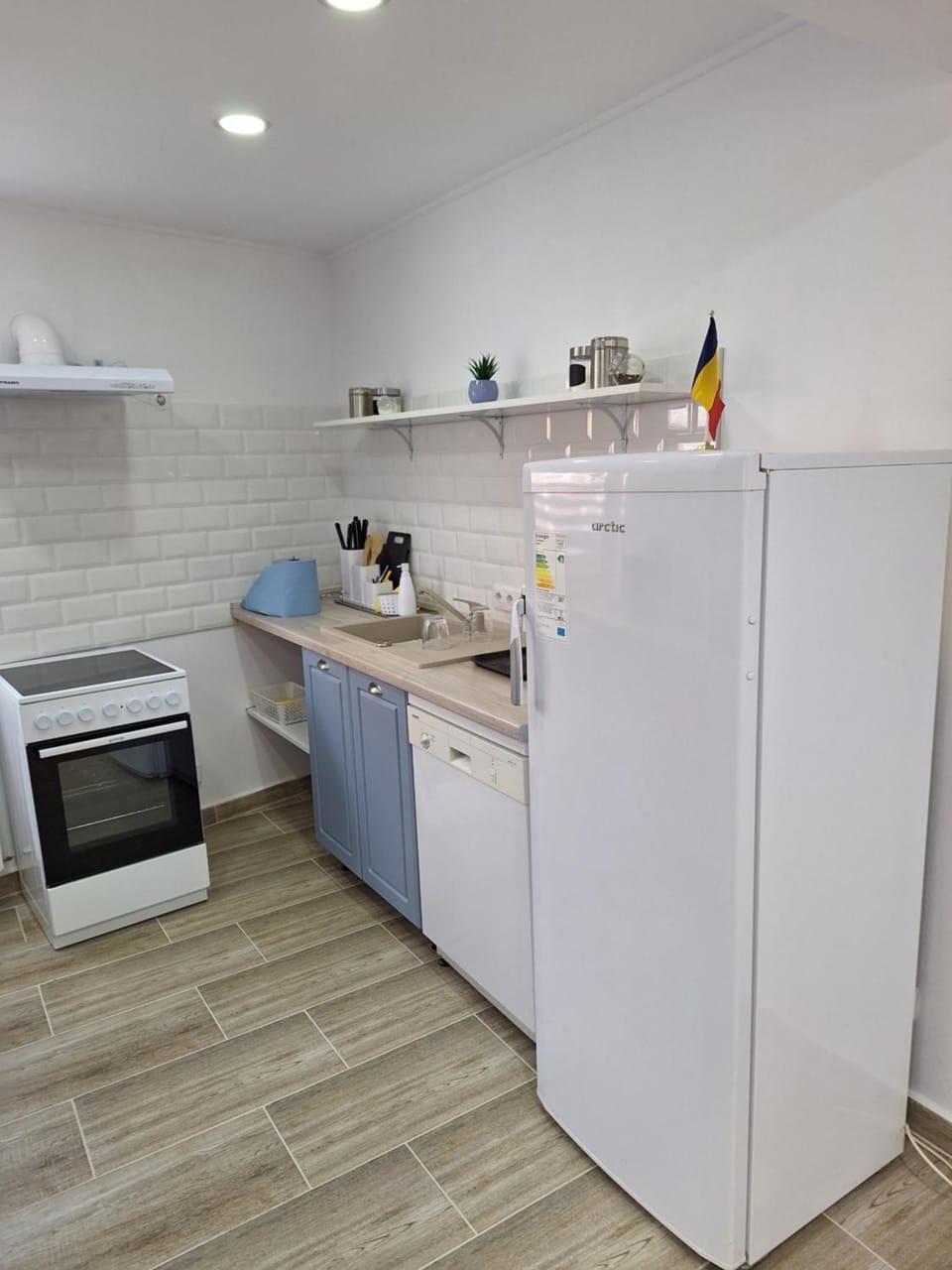 Restaurant/places to eat, Kitchen or kitchenette, dishwasher, oven, stove