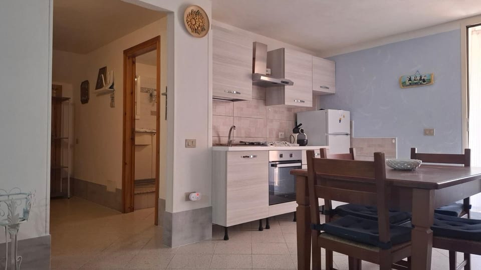 Photo of the whole room, kitchen