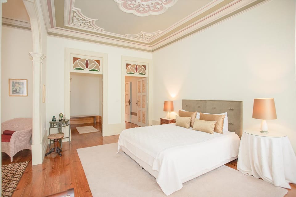 Bed, Photo of the whole room, Seating area, Bedroom