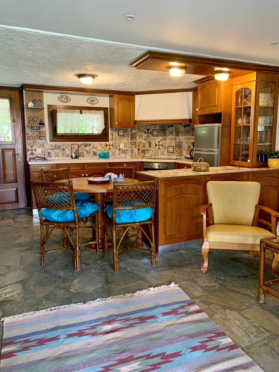 Kitchen or kitchenette, Dining area