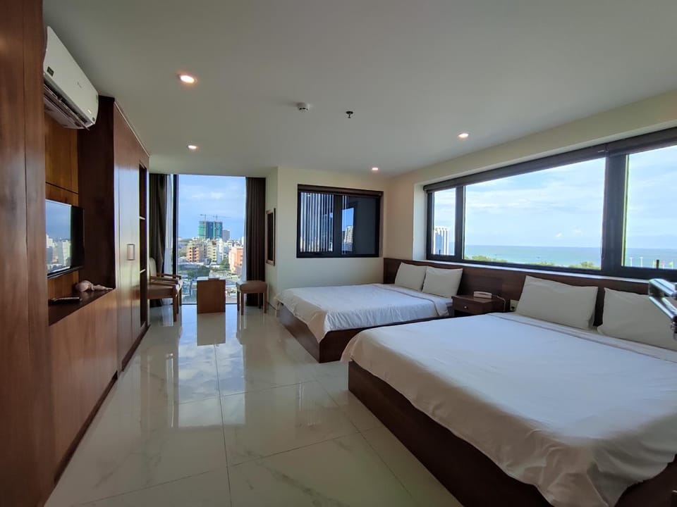 Photo of the whole room, Sea view
