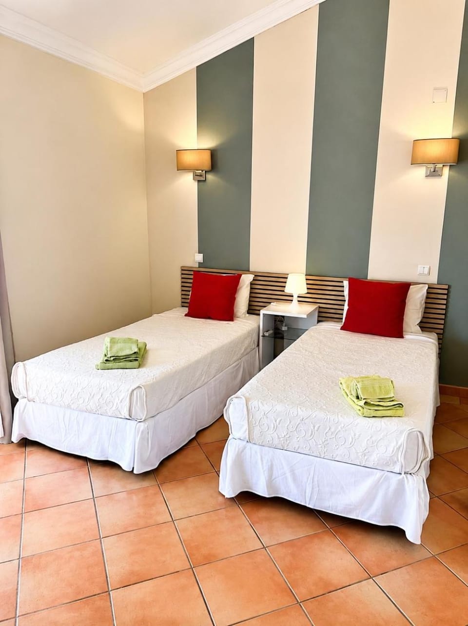 Bed, Bedroom, towels