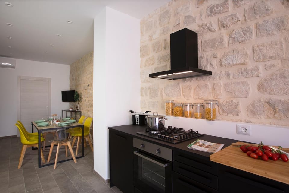 Coffee/tea facilities, Kitchen or kitchenette, Living room, Seating area, Dining area