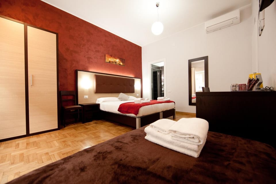 Bed, Other, Other, Photo of the whole room, Decorative detail, Bedroom