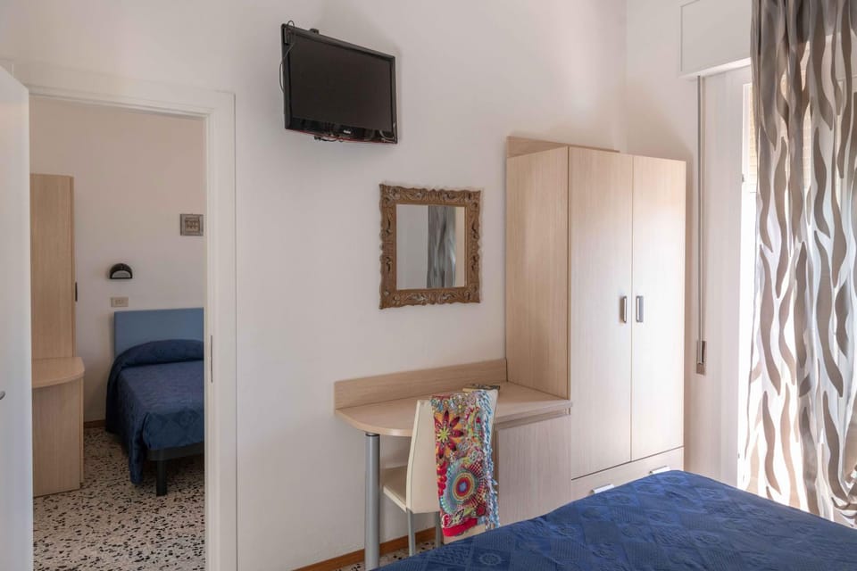 Bed, TV and multimedia, Photo of the whole room, Bedroom, hair dresser, wardrobe