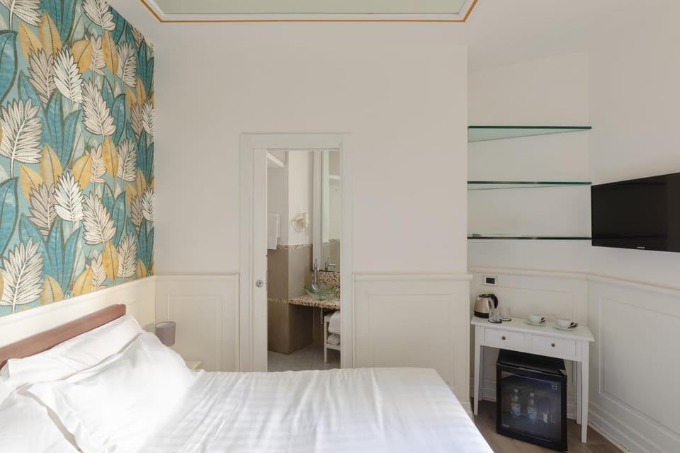 Bed, TV and multimedia, Photo of the whole room, Bedroom