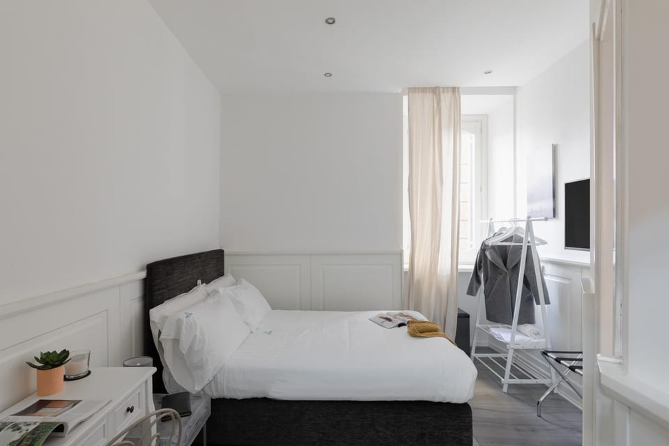Bed, TV and multimedia, Photo of the whole room, Bedroom, hair dresser