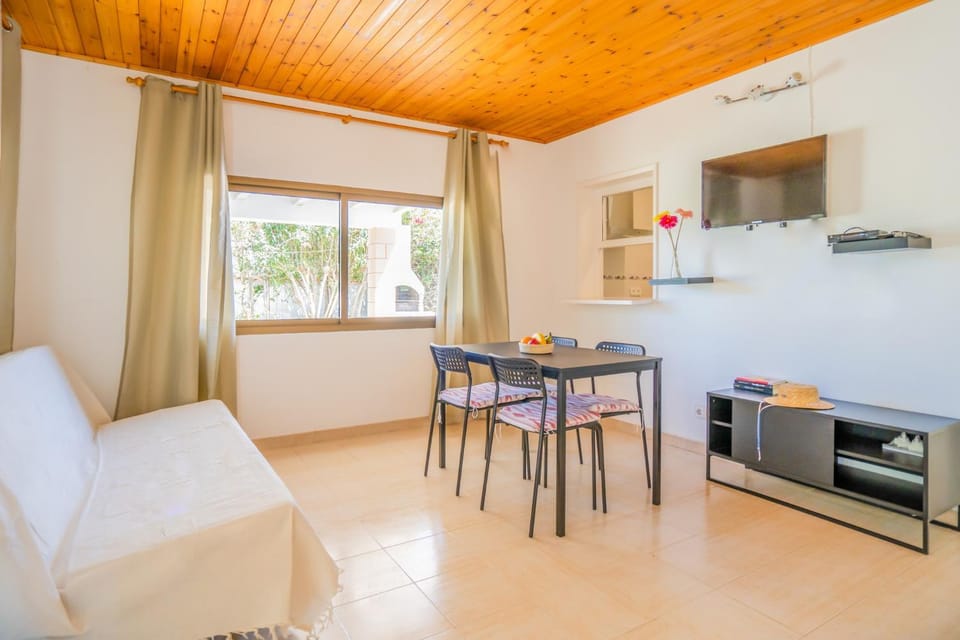 TV and multimedia, Living room, Seating area, Dining area, Garden view
