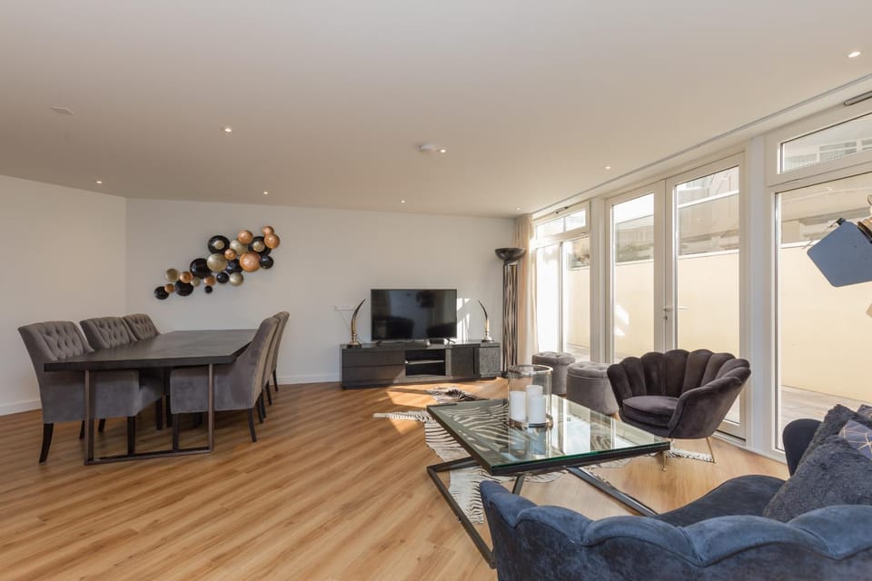 Communal lounge/ TV room, Living room, Seating area, Dining area