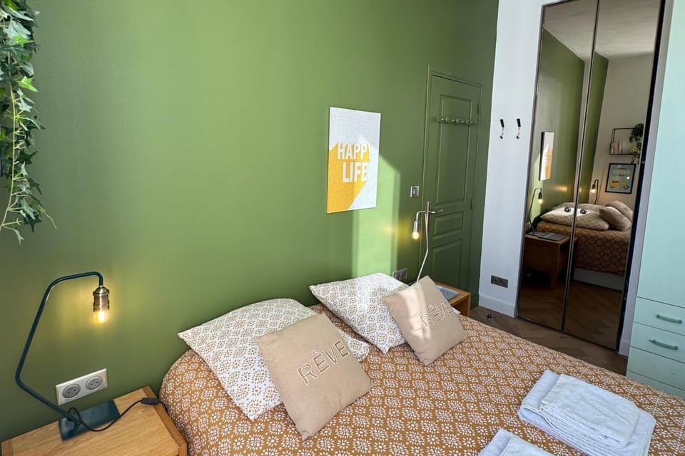 Bed, Photo of the whole room, Bedroom