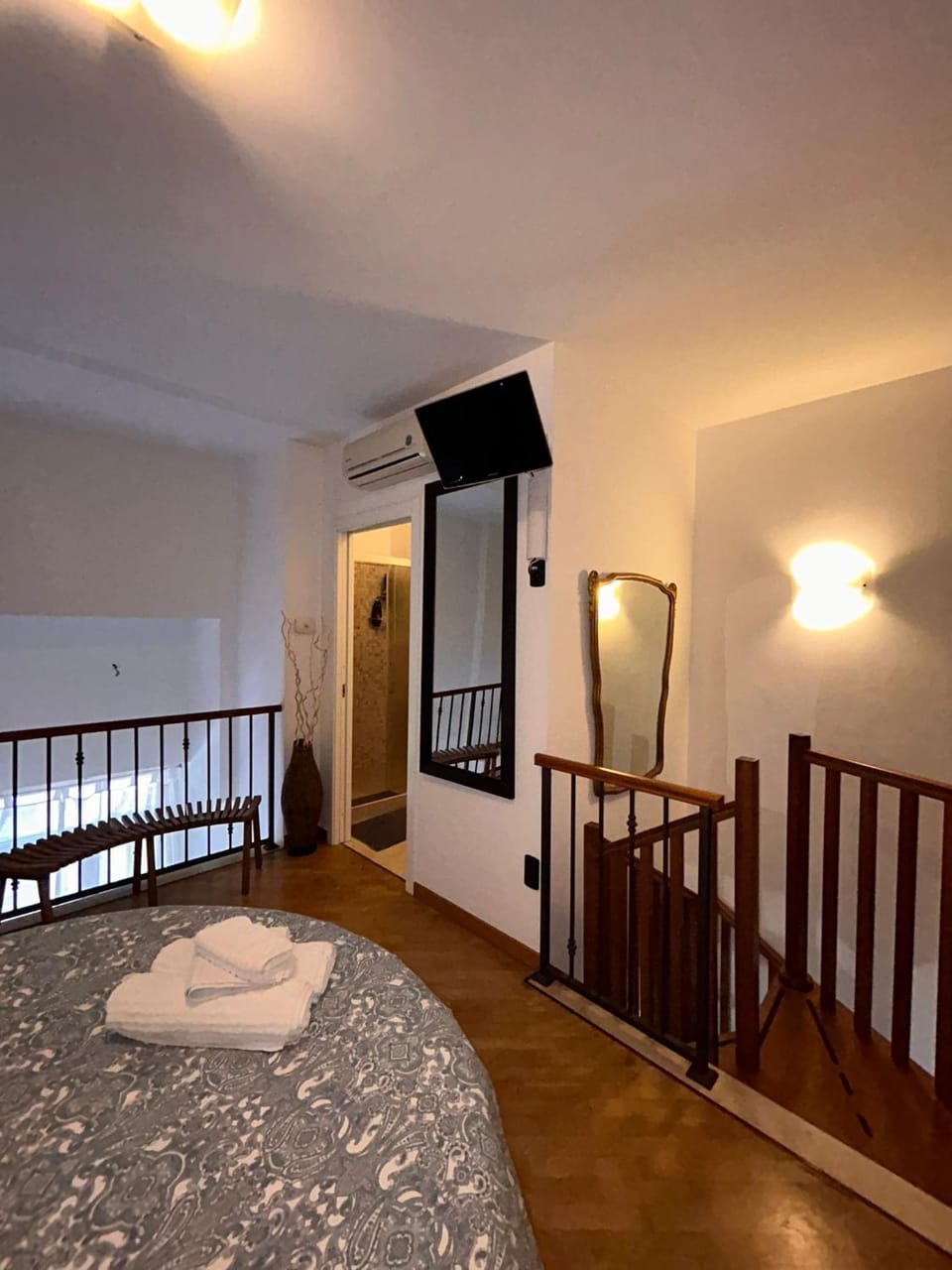 Bed, TV and multimedia, Photo of the whole room, Bedroom