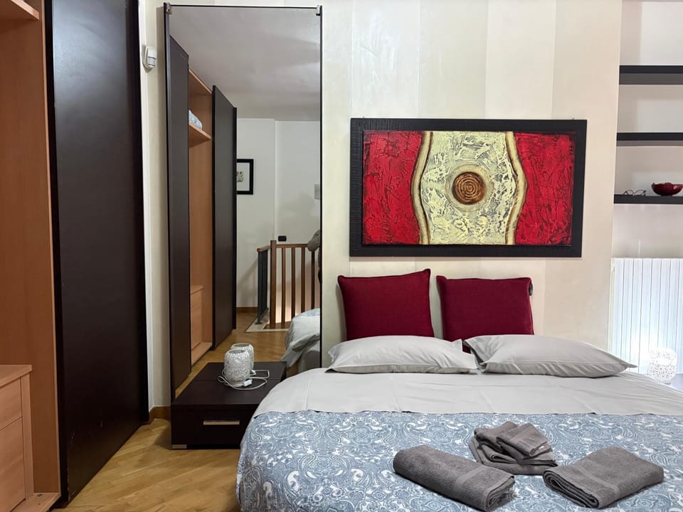 Photo of the whole room, Bedroom
