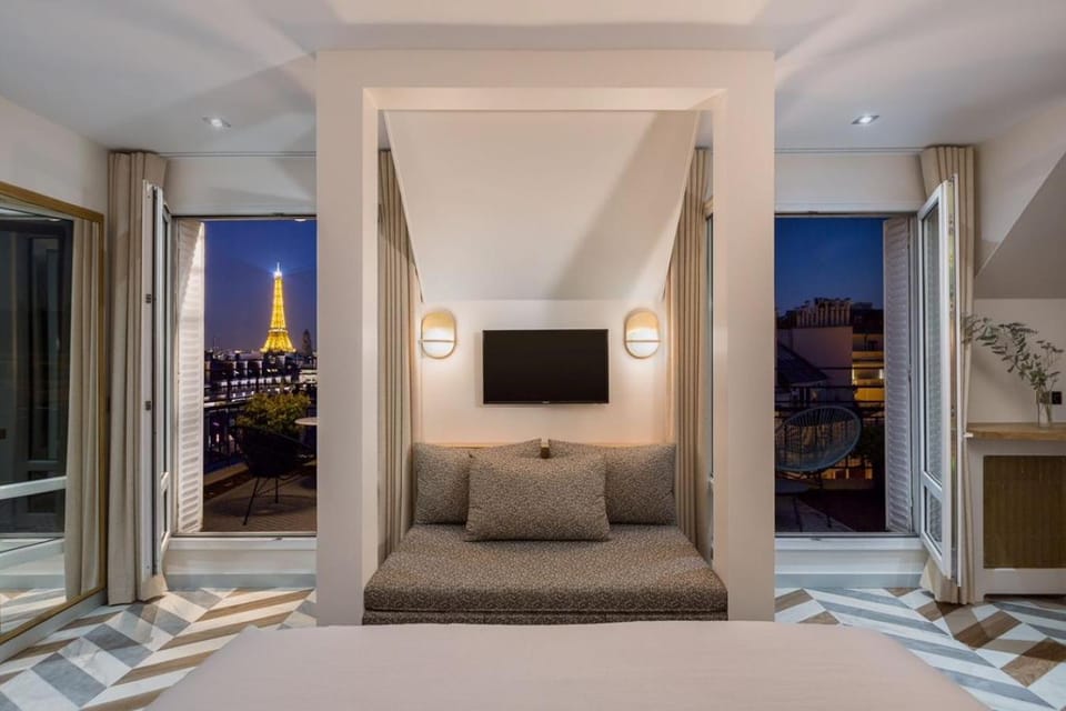 Nearby landmark, Photo of the whole room, Bedroom, City view, Landmark view