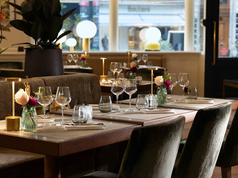 Restaurant/places to eat, Food and drinks, Dining area