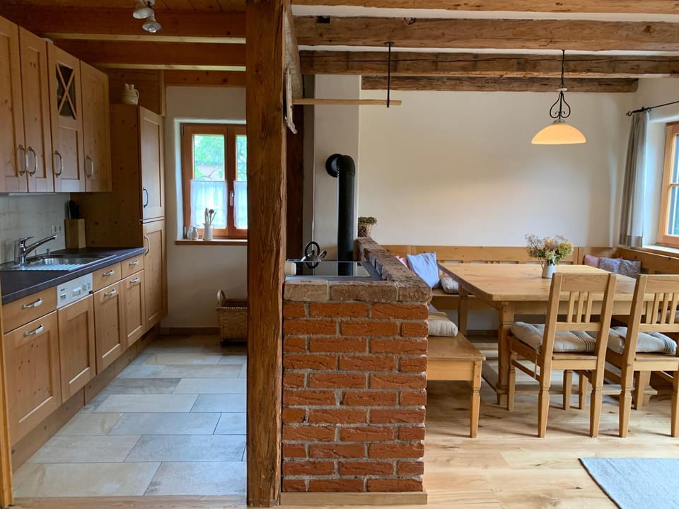 Kitchen or kitchenette, Dining area, pet friendly, stove