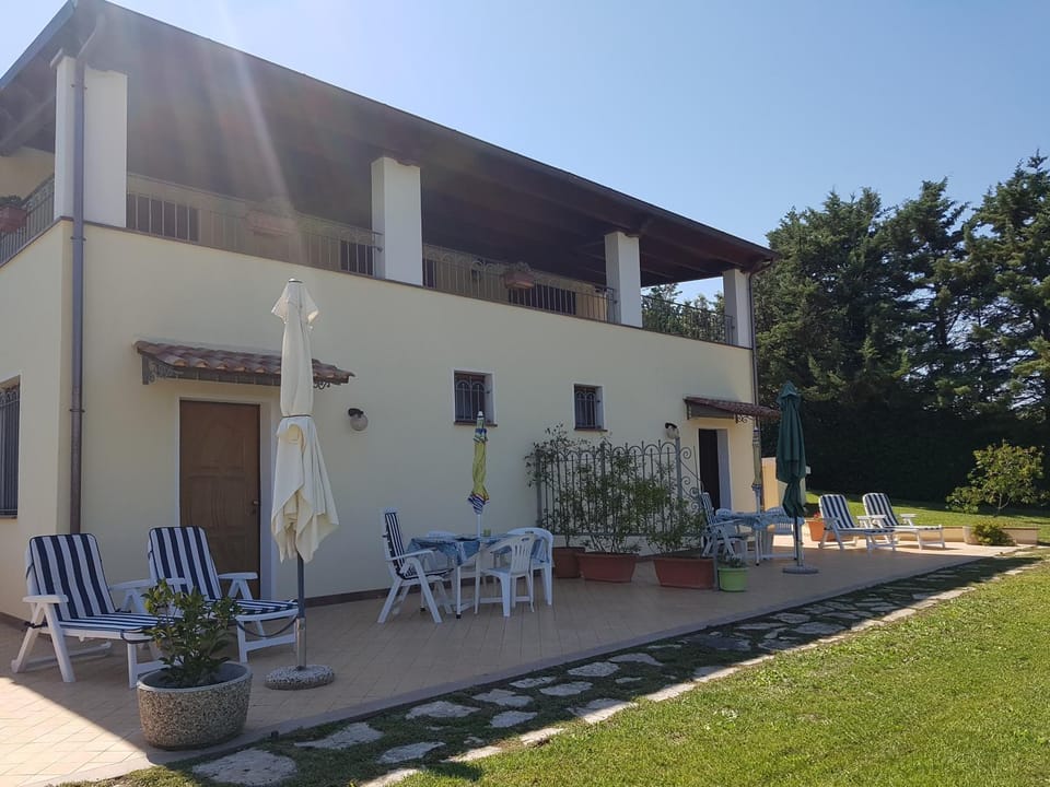 Facade/entrance, Bird's eye view