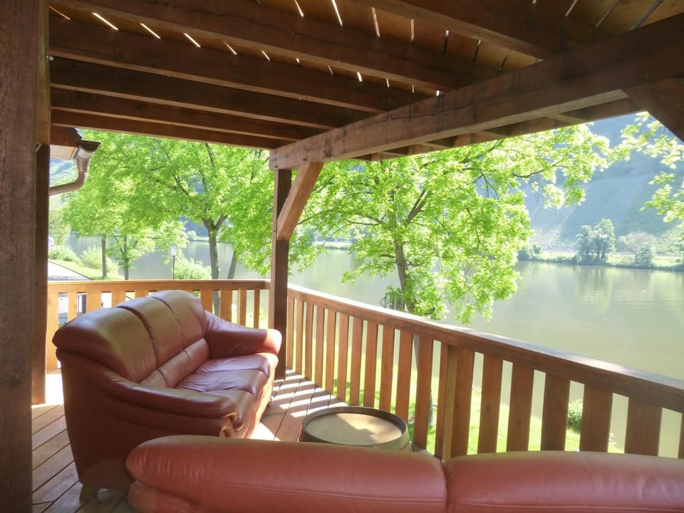 Balcony/Terrace, Mountain view, River view