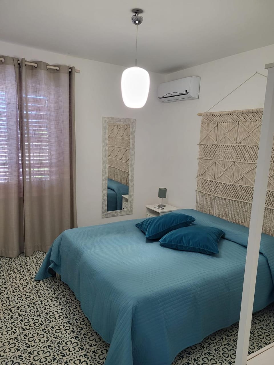 Photo of the whole room, Bedroom, air conditioner
