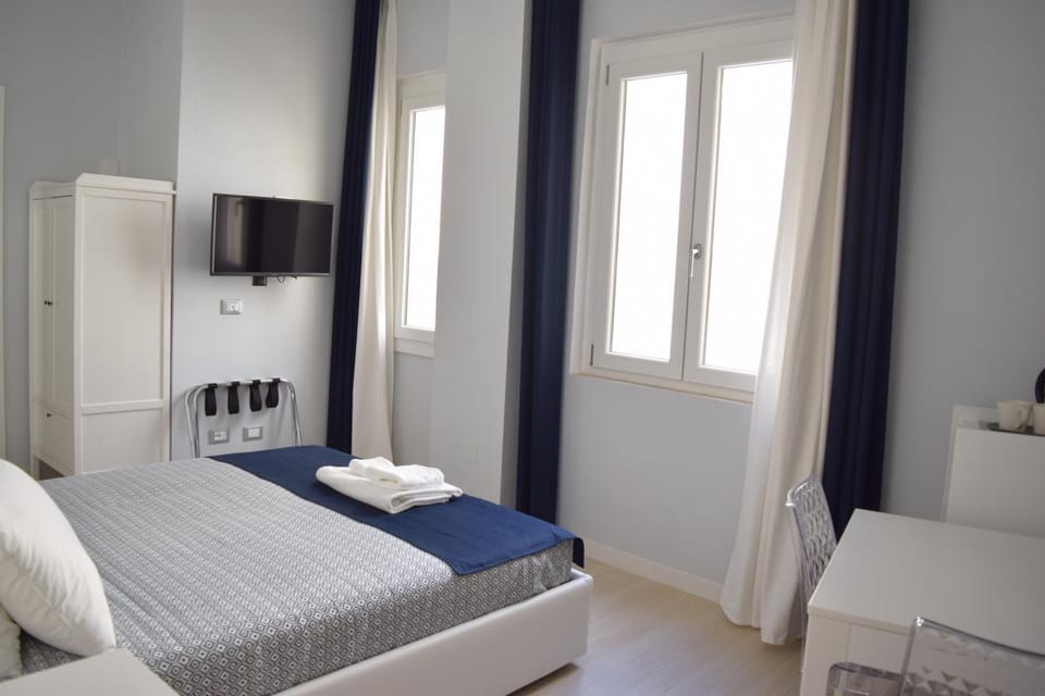 TV and multimedia, Photo of the whole room, Bedroom