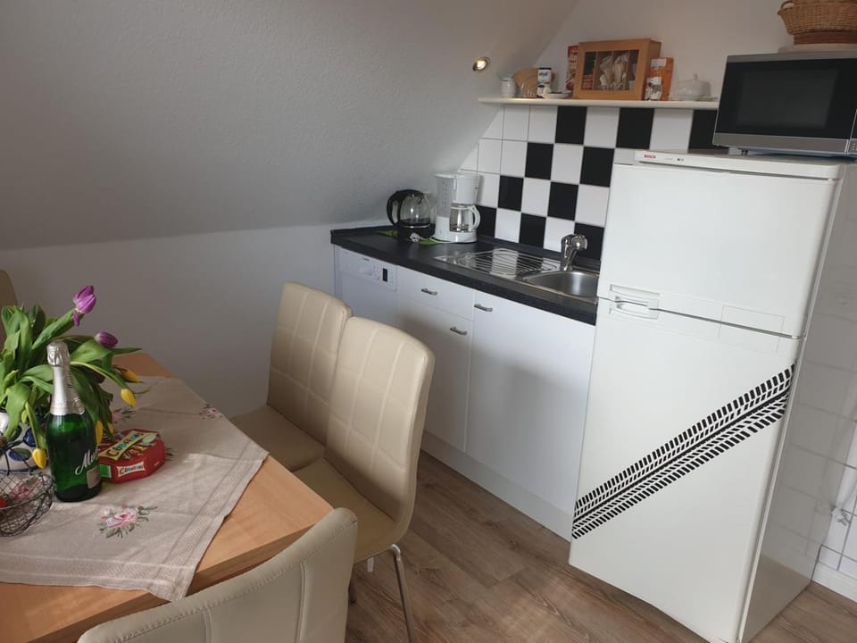 Kitchen or kitchenette, Dining area