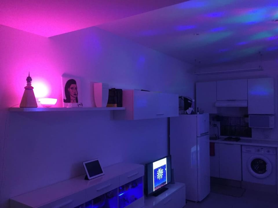 White Home. Casa Relax, piscina, free wi-fi & posto auto. House in Palermo