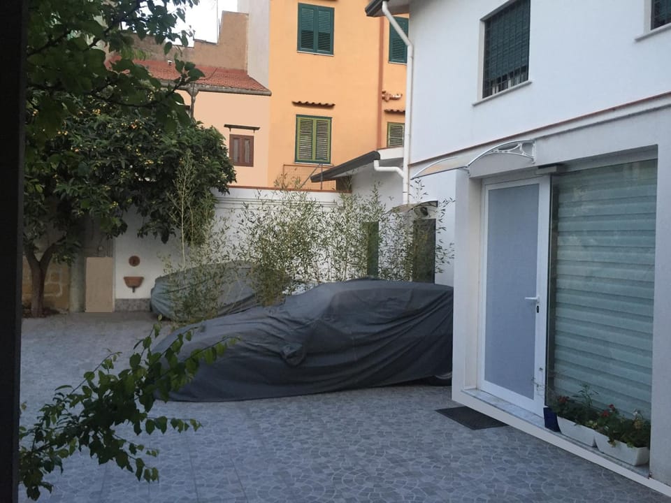 Facade/entrance
