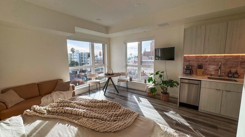 Bed, TV and multimedia, Kitchen or kitchenette, Living room, Photo of the whole room, Seating area, Dining area, Bedroom, dishwasher