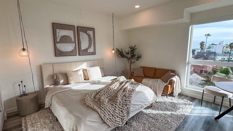 Bed, Living room, Photo of the whole room, Seating area, Bedroom