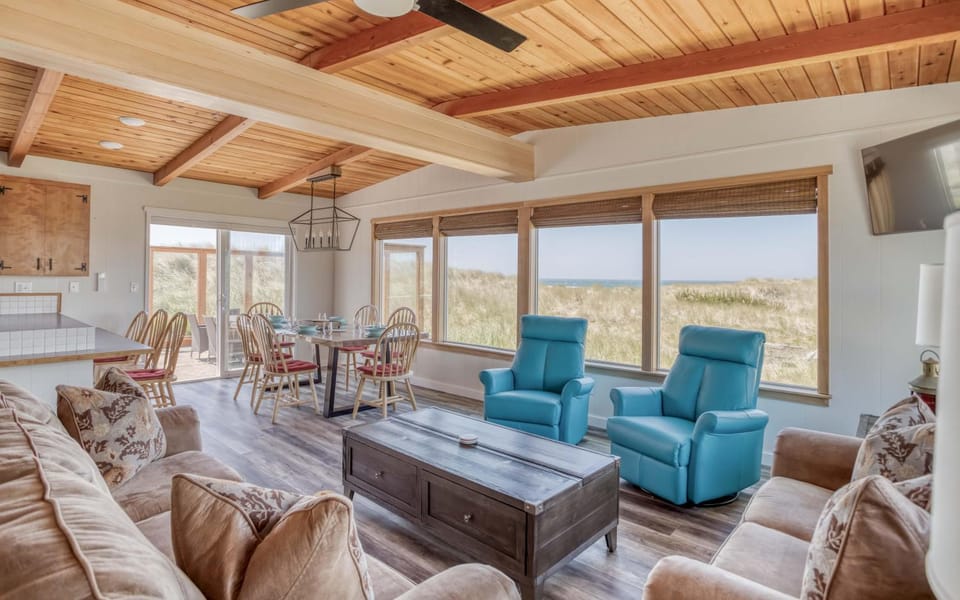 On the Sand MCA 198 - Meredith Lodging House in Manzanita