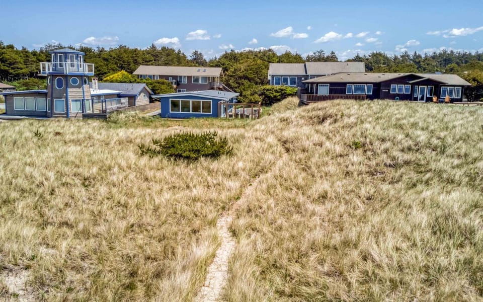 On the Sand MCA 198 - Meredith Lodging House in Manzanita