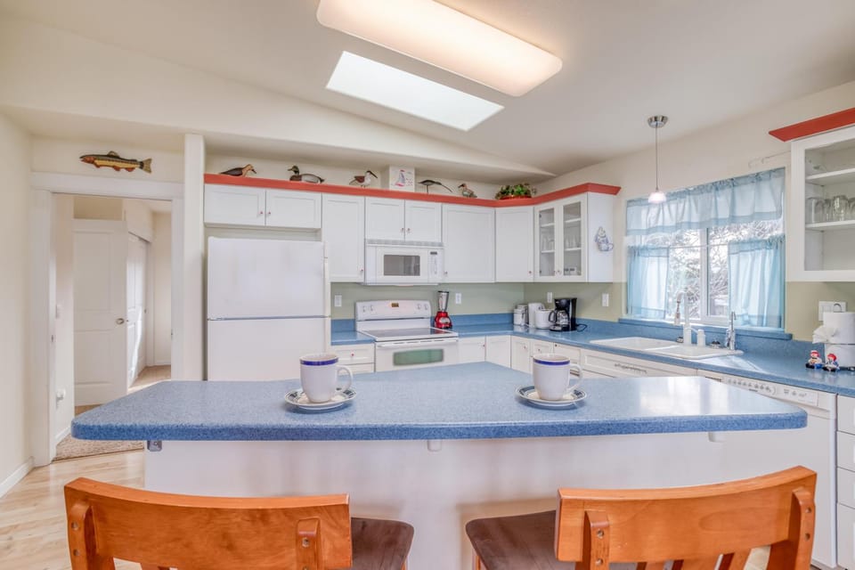 Pacific Ocean Blue House in Waldport